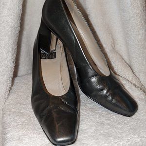 Gun-metal grey heel.  Nine West